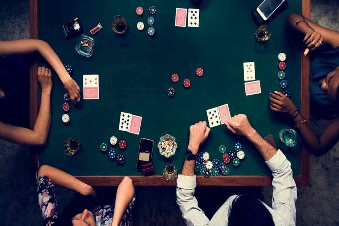 Game bài Poker diễn ra theo trình tự 4 vòng